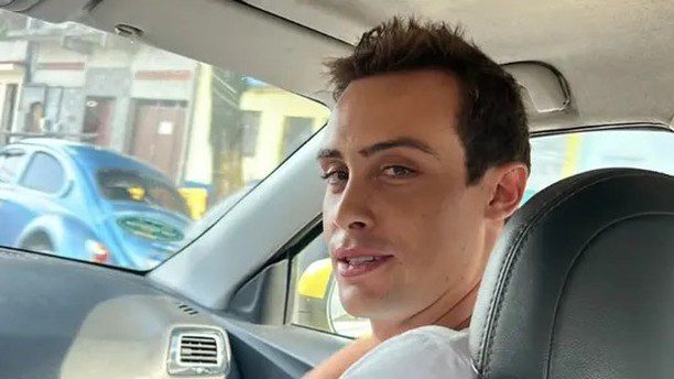 MODELO BRUNO KRUPP DEIXA A PRISÃO NO RIO E APARECE SORRINDO EM FOTO DIVULGADA POR ADVOGADO