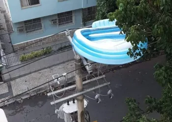 Durante a ventania, uma piscina inflável foi retirada da rede de energia na Tijuca