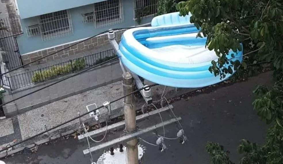 Durante a ventania, uma piscina inflável foi retirada da rede de energia na Tijuca