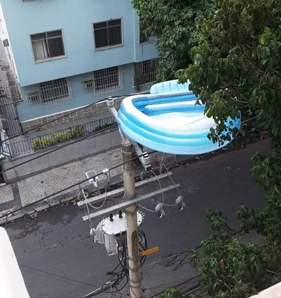 Durante a ventania, uma piscina inflável foi retirada da rede de energia na Tijuca