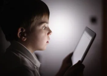 Saiba os principais riscos para crianças e adolescentes na Internet e como protegê-los