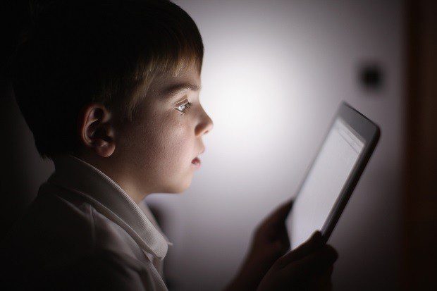 Saiba os principais riscos para crianças e adolescentes na Internet e como protegê-los