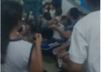 Crianças se abrigam no corredor de escola durante tiroteio no Rio