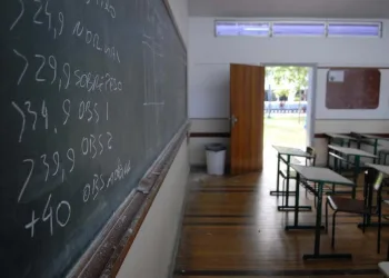 A implementação do Novo Ensino Médio deve ser suspensa pelo governo federal