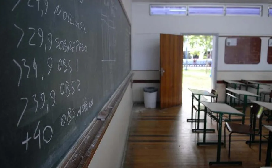 A implementação do Novo Ensino Médio deve ser suspensa pelo governo federal