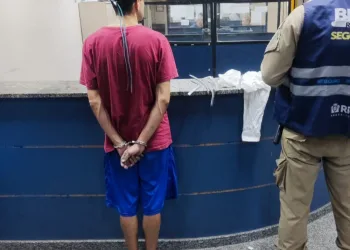 Dois homens são presos por furto e ameaça no Terminal Alvorada