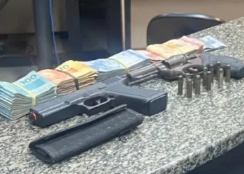 Homem é preso com revólver, simulacro de pistola e R$ 20 mil em espécie