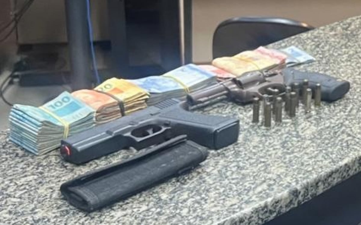 Homem é preso com revólver, simulacro de pistola e R$ 20 mil em espécie