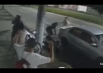 Vídeo: bandidos caem de moto antes de assaltar vítimas