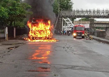 Ônibus é atingido por incêndio na Zona Oeste