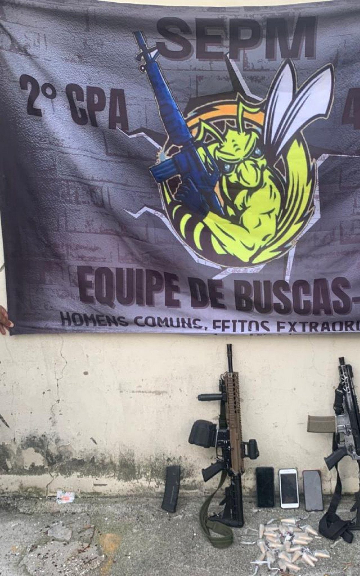 Polícia prende suspeitos de roubar carro e fazer motorista refém no Rio