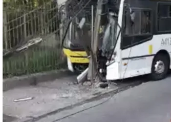 Ônibus bate em poste e causa transtorno no trânsito