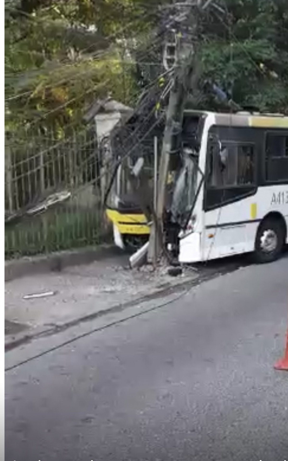 Ônibus bate em poste e causa transtorno no trânsito
