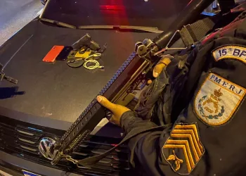 Suspeito morre e dois são presos em perseguição policial no Rio