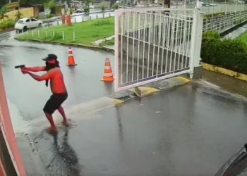 Três pessoas são mortas a tiros e outra fica ferida