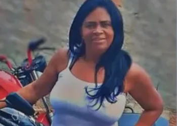 Mulher é morta a facadas enquanto dormia em casa na Zona Norte