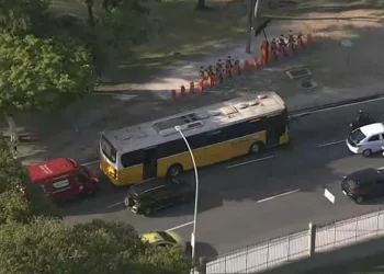 Duas pessoas morrem atropeladas por ônibus no Rio