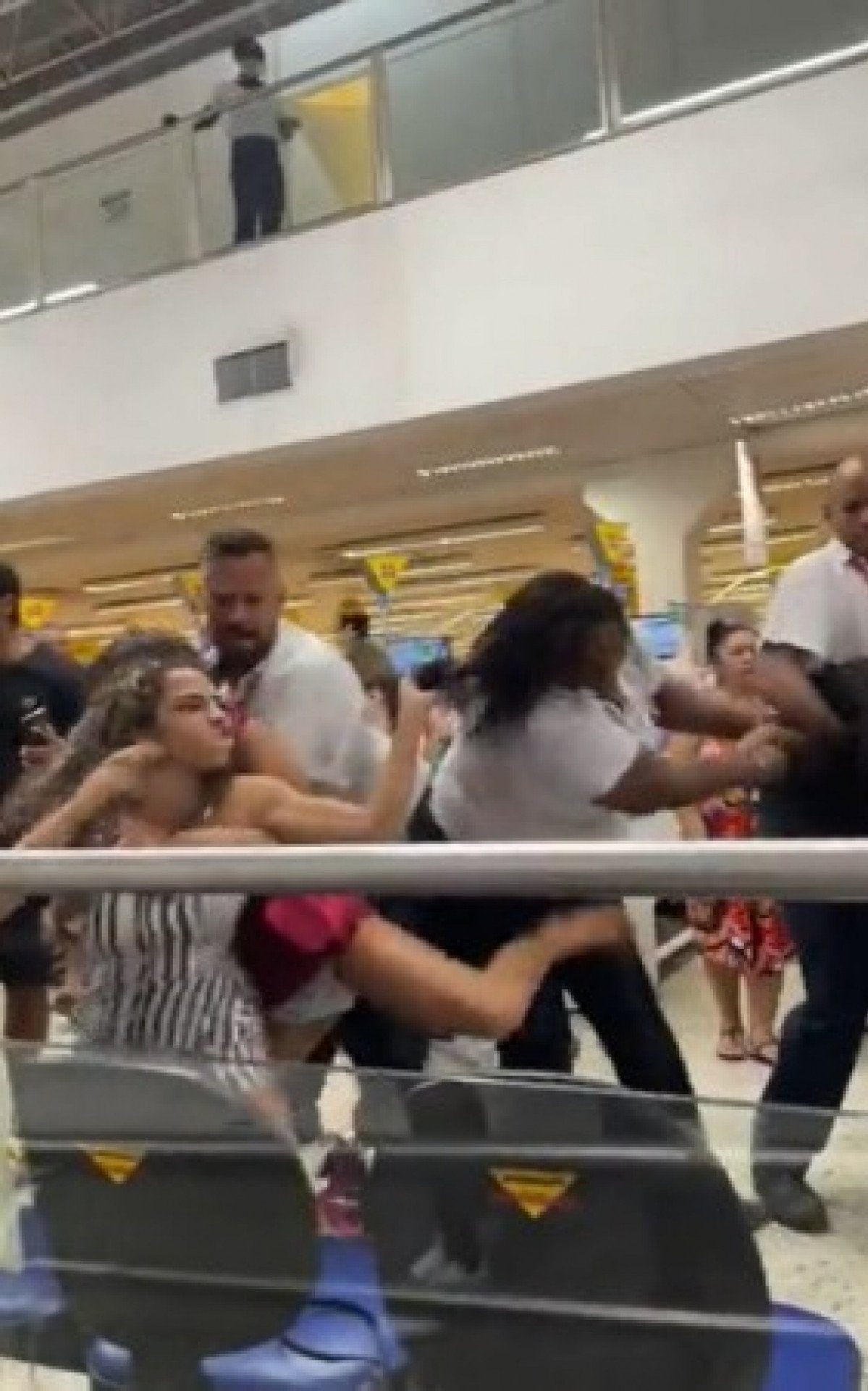Vídeo: Mulheres brigam em mercado após tentativa de furto de ovos de Páscoa