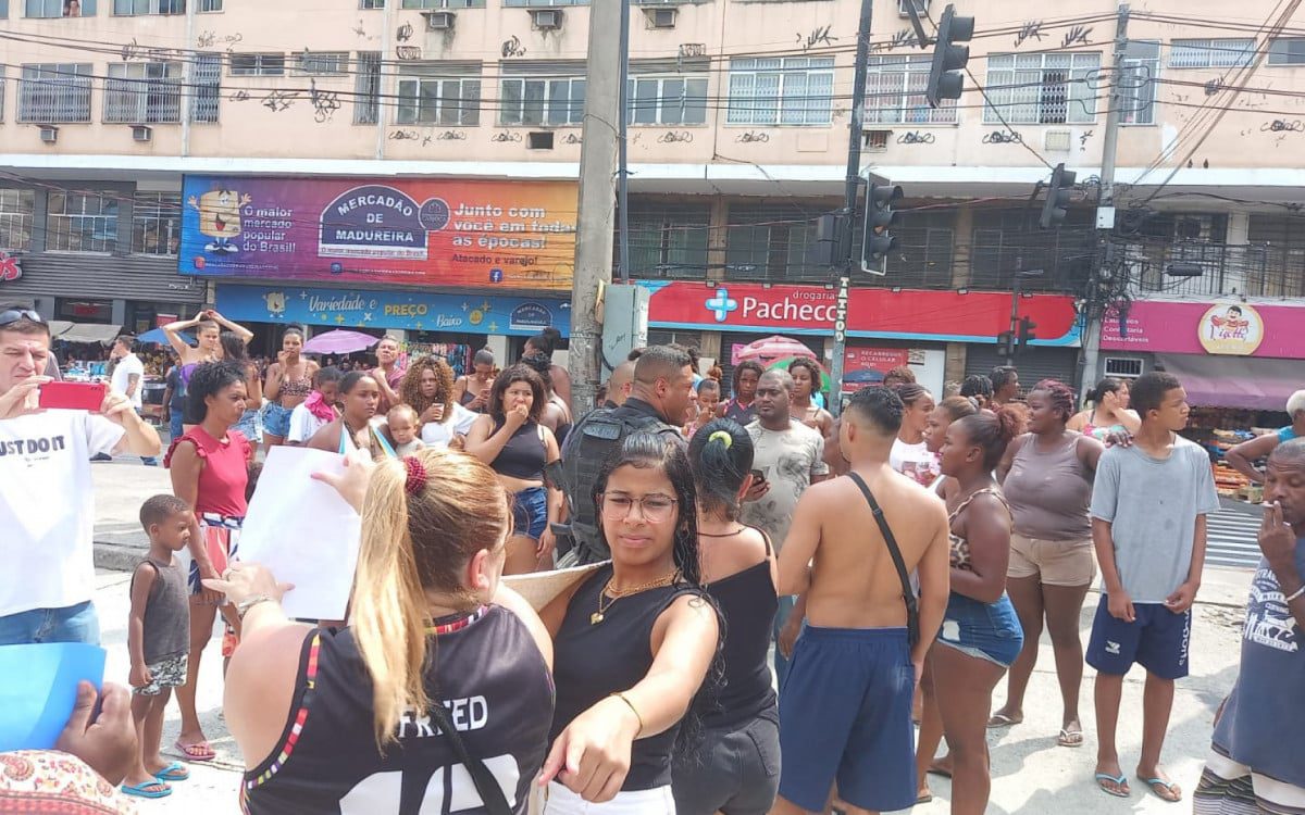 Protesto fecha vias de Madureira após morte de menina e entregador em guerra do tráfico