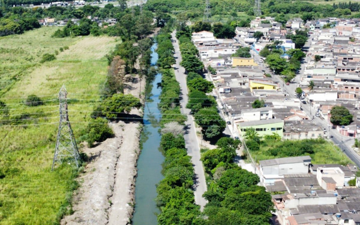 Prefeitura conclui limpeza de canal em Santa Cruz