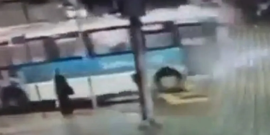 Vídeo: mulher é empurrada e por pouco não é atropelada em rua