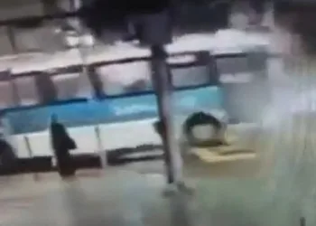 Vídeo: mulher é empurrada e por pouco não é atropelada em rua