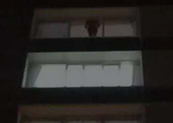 Vídeo: Roupa de surfe é confundida com corpo em janela de apartamento e situação viraliza