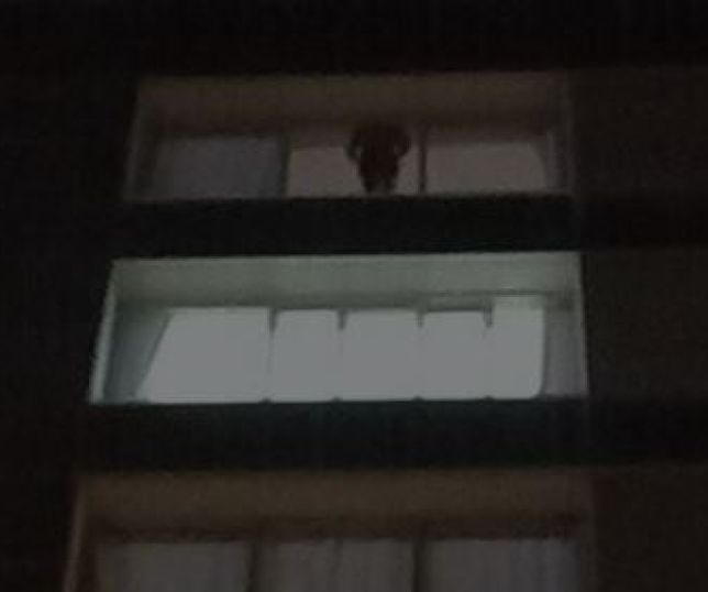 Vídeo: Roupa de surfe é confundida com corpo em janela de apartamento e situação viraliza