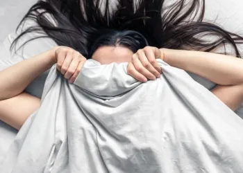 Dormir sem roupa traz benefícios para a qualidade do sono?