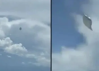Foi registrado um objeto bizarro voando ao lado de um avião