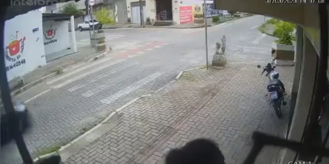 Vídeo: Comerciante é baleado ao reagir assalto