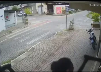Vídeo: Comerciante é baleado ao reagir assalto