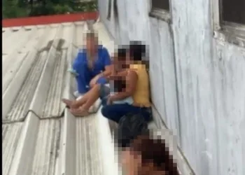 Pessoas sobem em telhado de UPA para se proteger de homem que ameaça estar armado