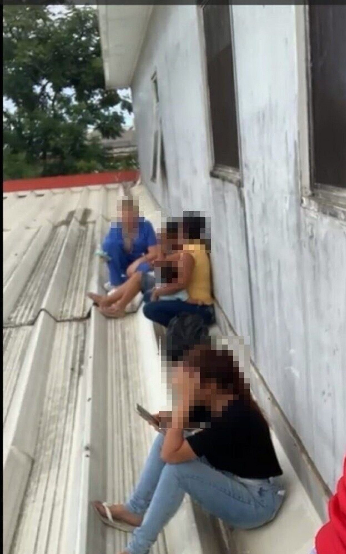 Pessoas sobem em telhado de UPA para se proteger de homem que ameaça estar armado