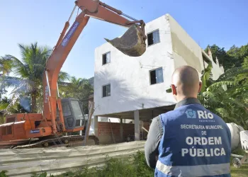 Construção irregular de três andares em bairro na zona oeste é demolida: prejuízo de R$ 1,5 milhão aos responsáveis