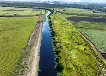 Prefeitura do Rio trabalha na limpeza do Canal do Itá e do Rio Campinho na Zona Oeste