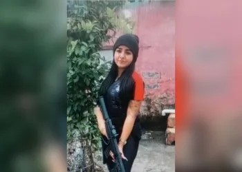 Mulher é presa em ônibus ao tentar levar armamento do Rio para Bahia