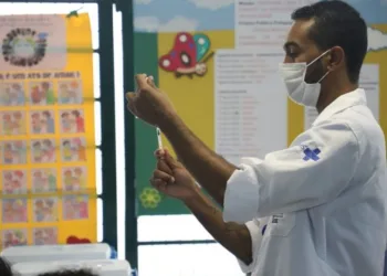 Covid-19: Vacinação avança, e pessoas com comorbidades vão poder tomar a dose bivalente