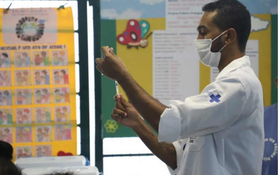 Covid-19: Vacinação avança, e pessoas com comorbidades vão poder tomar a dose bivalente