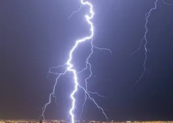Nova frente fria está a caminho do Rio e promete trazer chuva, raios e ventania