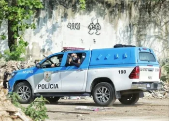Policiais militares são rendidos por milicianos na zona oeste