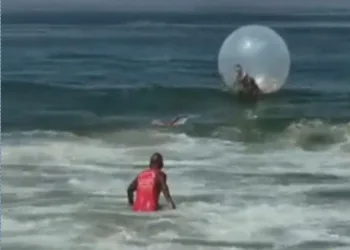 ‘Em Copacabana acontece de tudo’, diz bombeiro que resgatou casal à deriva em bolha inflável