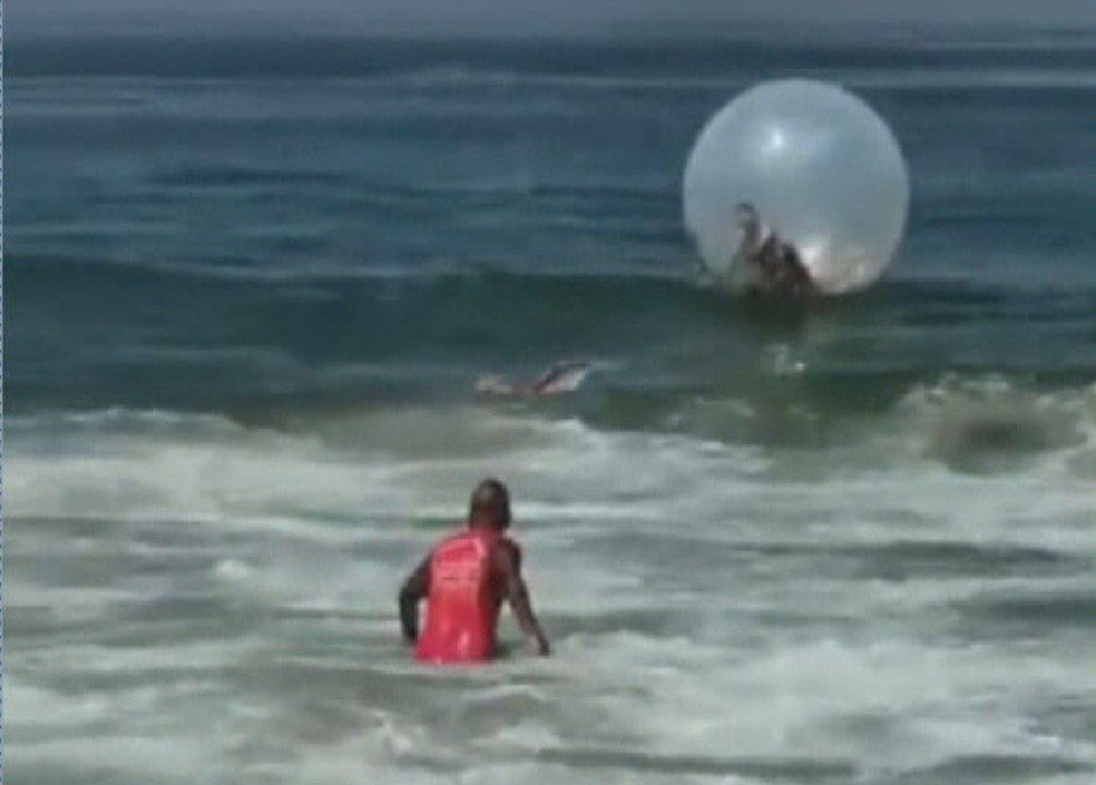 ‘Em Copacabana acontece de tudo’, diz bombeiro que resgatou casal à deriva em bolha inflável