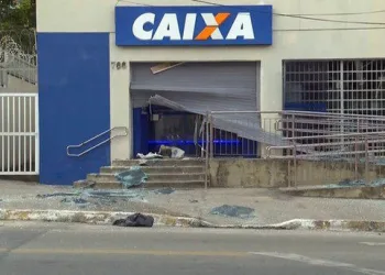 BANDIDOS EXPLODEM AGÊNCIA DA CAIXA NO RJ, PMS REAGEM, E TIROS ATINGEM APARTAMENTOS…
