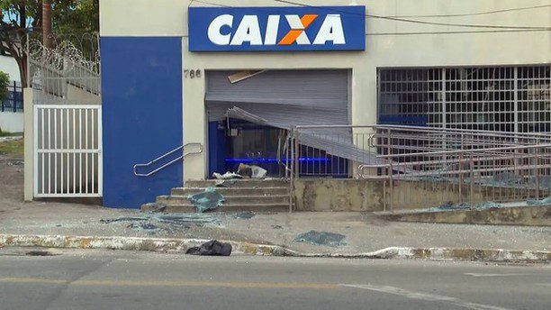 BANDIDOS EXPLODEM AGÊNCIA DA CAIXA NO RJ, PMS REAGEM, E TIROS ATINGEM APARTAMENTOS…