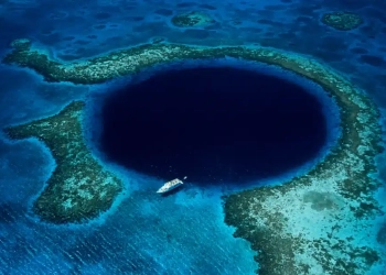 Equipe descobre o que há no fundo do grande buraco azul de Belize, “onde a luz não chega”