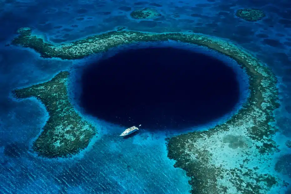 Equipe descobre o que há no fundo do grande buraco azul de Belize, “onde a luz não chega”