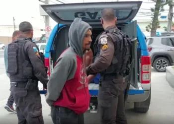 URGENTE: Homem que sequestrou a ex- mulher foge algemado de dentro da delegacia no Rio