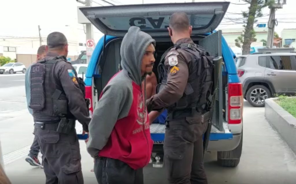 URGENTE: Homem que sequestrou a ex- mulher foge algemado de dentro da delegacia no Rio