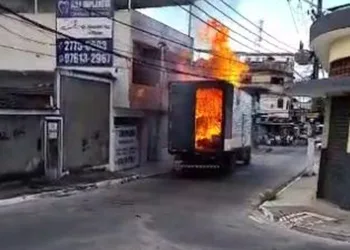 Caminhão pega fogo e atinge fachada de casa